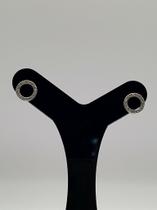 Minimalismo Elegante: Brinco Prata 925 Redondo Cravejado Zircônia Minimalismo Elegante: Brinco Prata 925 Redondo Cravejado Zircônia