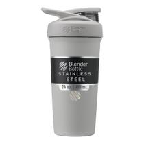 Misturador de garrafas de água Garrafa Strada Shaker Cup 700 ml isolada
