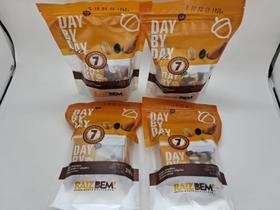 Mix amendoa / amendoim / uva passa day by day kit com 4 pacotes de 210gr cada. Mix amendoa / amendoim / uva passa day by day kit com 4 pacotes de 210gr cada.