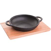 Mix Grill para Risoto e Parmegiana Kort Panela de Ferro Fundido 22cm e Base de Madeira Retangular Mix Grill para Risoto e Parmegiana Kort Panela de Ferro Fundido 22cm e Base de Madeira Retangular