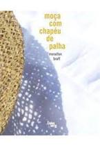 Moca com chapeu de palha