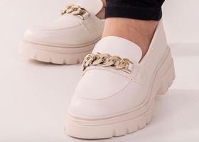 Mocassim branco com detalhe de corrente de material sintético