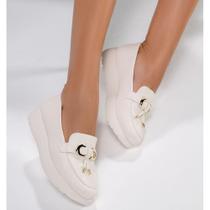 Mocassim Comfortflex Off White com Fivela Dourada e Solado Plataforma