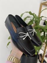 Mocassim Couro Preto Enfeite Laço Strass