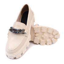 Mocassim feminino off white com corrente grafite