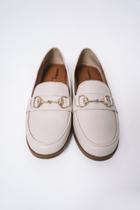 Mocassim Off White, em couro legítimo, linha Confort Mocassim Off White, em couro legítimo, linha Confort