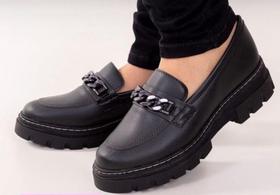 Mocassim preto de material sintético com detalhe de corrente