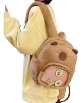 Mochila Bolsa Capivara Pelúcia Infantil Com Broches