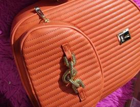 Mochila bolsa com detalhe em dourado