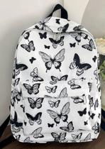 Mochila branca com detalhes de estampa de borboletas na cor preta