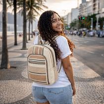 Mochila Costas em Algodão Artesanal Feita à Mão Escolar Juvenil Passeio Praia Lavável Leve Resistente Cor:Caramelo Marro Mochila Costas em Algodão Artesanal Feita à Mão Escolar Juvenil Passeio Praia Lavável Leve Resistente Cor:Caramelo Marro