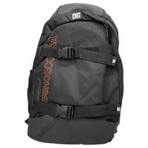 Mochila DC Shoes Preta com Fivelas Frontais Esportiva e Casual Mochila DC Shoes Preta com Fivelas Frontais Esportiva e Casual