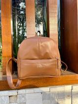 Mochila feminina de couro caramelo Mariana