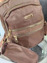 Mochila marrom pequena com estojo