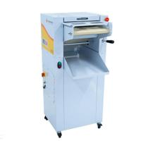 Modeladora de Pão com Pé 50cm MPSV50NR Met. Venâncio Modeladora de Pão com Pé 50cm MPSV50NR Met. Venâncio