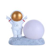 Modelo de astronauta com lâmpada noturna para estudo, sala de estar e escritório