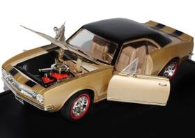 Modelo Diecast Car Road Signature 1967 Z/28 Gold em escala 1/18