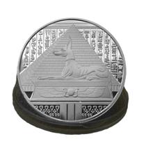 Moeda comemorativa do Egito Antigo com pirâmide e relevo de Anúbis Moeda comemorativa do Egito Antigo com pirâmide e relevo de Anúbis