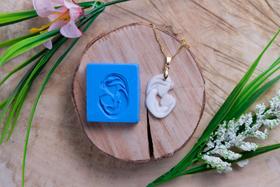 Molde de Silicone para Pingente Mãe Beijando bebê raso Molde de Silicone para Pingente Mãe Beijando bebê raso