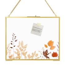 Moldura de flores prensadas Patouque 20x25cm com corrente de metal dourado