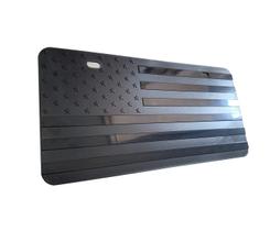 Moldura de matrícula Hycoed gravada com bandeira negra americana em relevo
