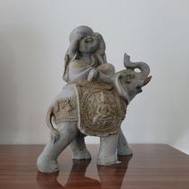 Monge Sorridente sobre o elefante na cor cinza, de resina e uma ótima pintura e acabamento!