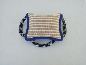 Mordedor Travesseiro de Mordida Médio Pillow Bite de Juta com 3 alças reforçadas que facilitam brincadeiras de puxar entre o cão e o tutor Mordedor Travesseiro de Mordida Médio Pillow Bite de Juta com 3 alças reforçadas que facilitam brincadeiras de puxar entre o cão e o tutor