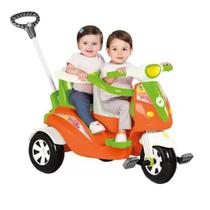 Moto Duo Calesita + 02 Capacete Triciclo Infantil 02 Crianças com Empurrador Calesita