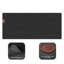 Mousepad Office Executivo Deskmat Extra Grande 90x40cm em Feltro com Base Antiderrapante e Bordas Costuradas, Incluso Porta Copos Mousepad Office Executivo Deskmat Extra Grande 90x40cm em Feltro com Base Antiderrapante e Bordas Costuradas, Incluso Porta Copos
