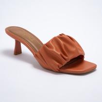 Mule Feminino Scrunchie Salto Medio Caramelo