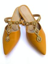 Mule mostarda bico fino com pedraria
