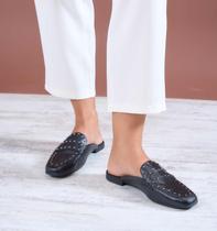 Mule Rasteira Couro Tachas - Preto