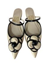 Mule Uza Salto Baixo Bico Fino Com Detalhe de Flores