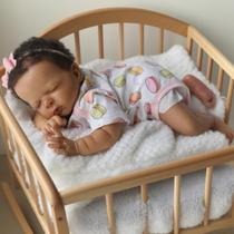 Muñeca Reborn Bebé GUESSBELLY Dormida 48 cm Piel Morena Oscura Niña Muñeca Reborn Bebé GUESSBELLY Dormida 48 cm Piel Morena Oscura Niña