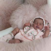 Muñeca Reborn GUESSBELLY Dormida de 48 cm Piel Marrón Oscura
