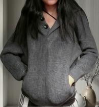 N1101-Suéter Blusa Feminina Tricô Botão Com Capuz Cinza Vintage - Xumi