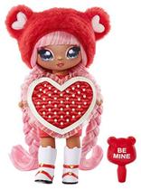 Na Na Na Surprise Valentina Moore - Boneca de moda inspirada em ursinho de pelúcia vermelha com cabelo rosa, vestido e pincel em forma de coração, presente de dia dos namorados e brinquedos para meninas meninos de 5 6 7 8 anos+