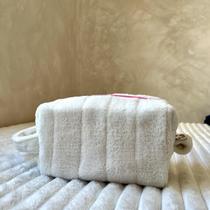 Necessaire Peluciada Fofa, Compacta e Super Prática Branca Necessaire Peluciada Fofa, Compacta e Super Prática Branca