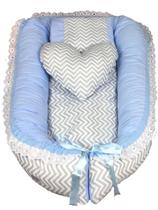 Ninho Redutor de Berço com Travesseiro e Almofada Coração 80cm x 60cm Cinza Chevron Branco / Azul