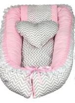Ninho Redutor de Berço com Travesseiro e Almofada Coração 80cm x 60cm Cinza Chevron Branco / Rosa