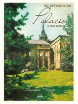 No interior do palácio e seus jardins