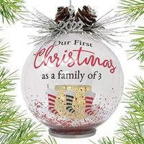 Nosso primeiro Natal como uma família de 3 datados 2022 LED iluminado ornamento de bola de vidro com três meias de Natal 1º Natal como uma nova família Nova Lembrança dos pais Temporizador de 6 horas incluído - BANBERRY DESIGNS