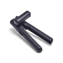 O abridor de latas KitchenAid bloqueia e gira a lâmina de aço inoxidável