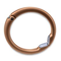 O cabide Clipa Matte Bronze PVD comporta 15 kg por 3 anos. Garantia O cabide Clipa Matte Bronze PVD comporta 15 kg por 3 anos. Garantia