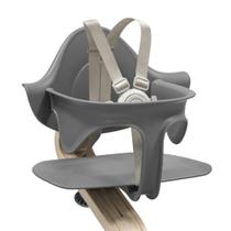 O conjunto de bebê Nomi Grey oferece suporte lateral e traseiro de 6 a 36 meses O conjunto de bebê Nomi Grey oferece suporte lateral e traseiro de 6 a 36 meses