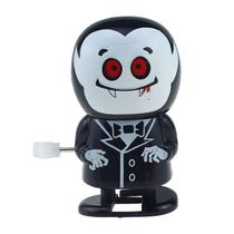 O Dia das Bruxas acaba acima brinquedos para crianças, brinquedos sortidos do relógio da novidade