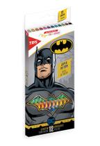 O lápis de cor Batman é de madeira reflorestada, com corpo hexagonal. Suas cores são super vibrantes e ótima cobertura, com um traço super macio!