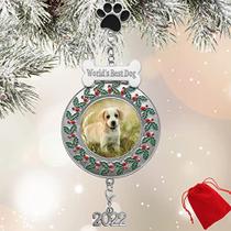 O melhor enfeite de natal de cachorro do mundo - 2022 e paw print charm - Verde Holly e Berry Accents e um gancho de ornamento em forma de S decorativo - Presente/Saco de armazenamento incluído