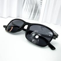 Óculos de sol armação retangular preto detalhe traço e haste metalizada clássico CÓD:A6809 UV400