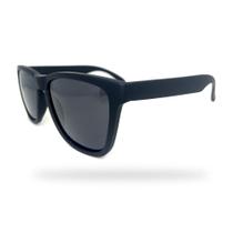 Óculos de sol Blackout HD em acetato na cor preta com as lentes em policarbonato fumê. Modelo estilo Wayfare